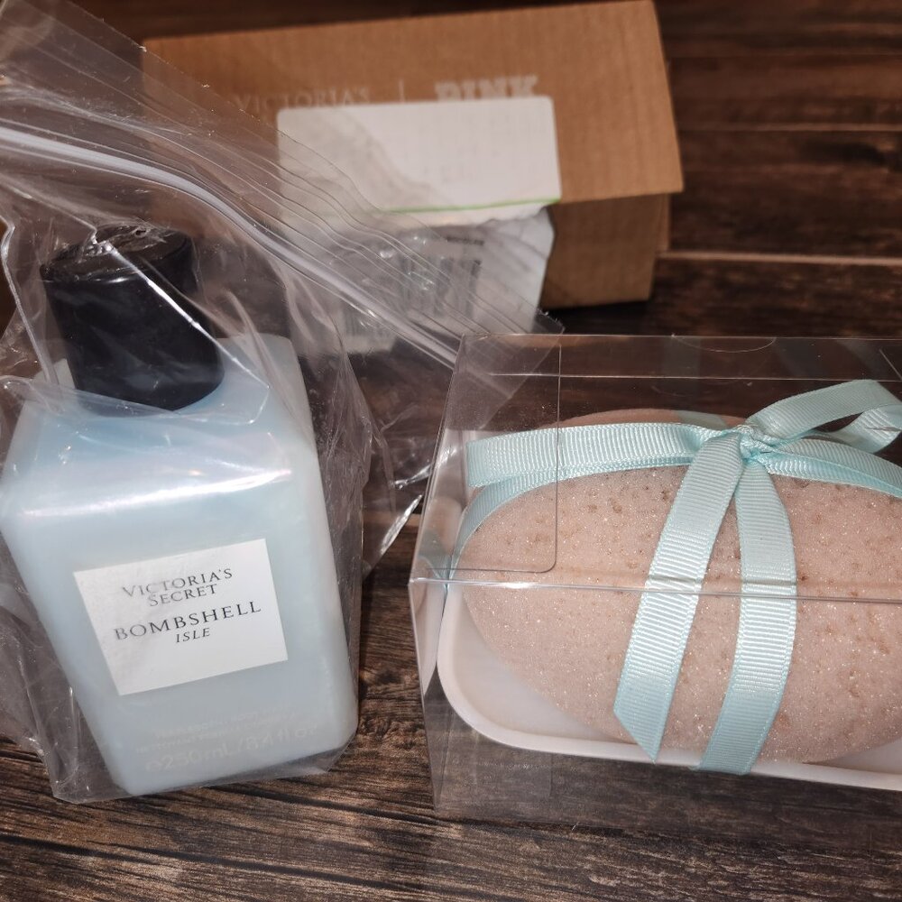 *DISCONTINUED*Victoria Secret Bombshell Isle body wash and sponge with soap tray